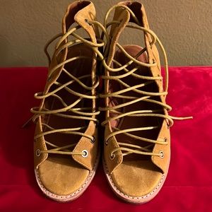 Suede lace up sandals. Yellow.